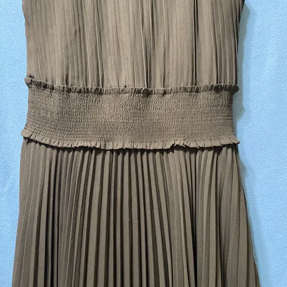 Classic pleaded fully lined black dress size 4 used sleeveless