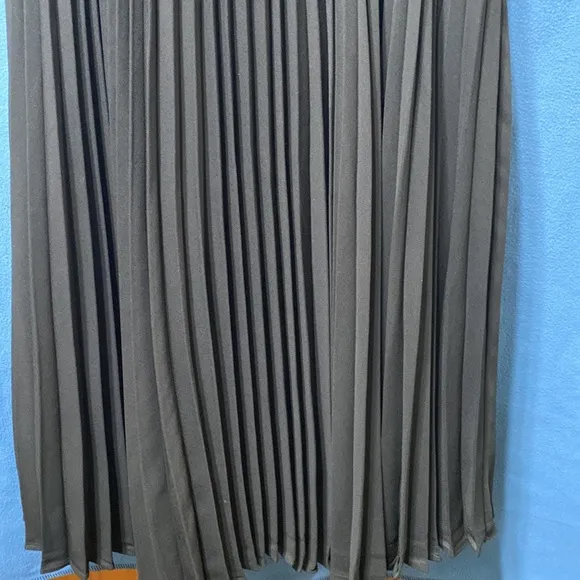 Classic pleaded fully lined black dress size 4 used sleeveless