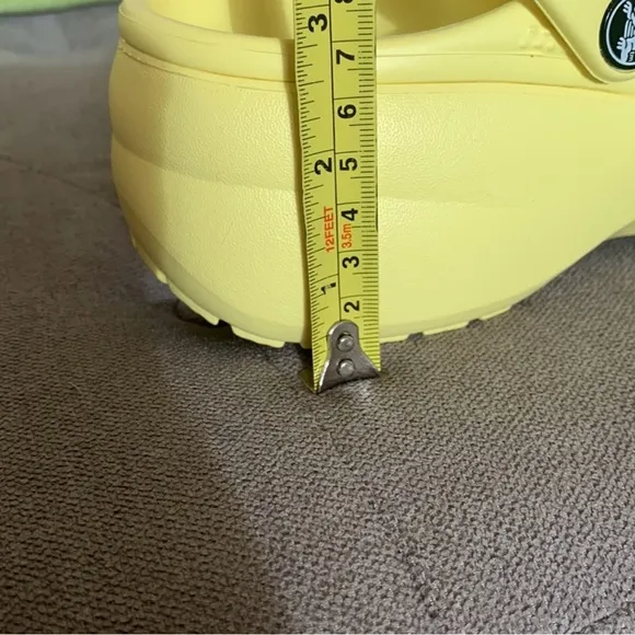 Crocs classic platform banana