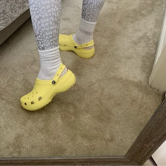 Crocs classic platform banana