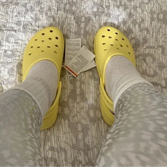Crocs classic platform banana