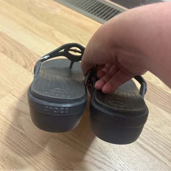 Crocs Sanrah Sandals NWT Sz 7 Black Silver Medallion Women’s Shoes