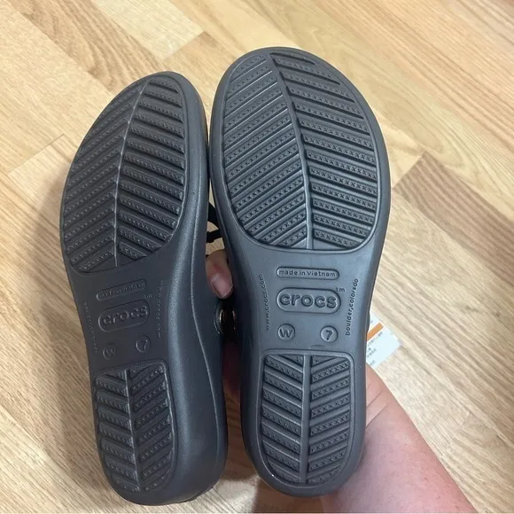 Crocs Sanrah Sandals NWT Sz 7 Black Silver Medallion Women’s Shoes