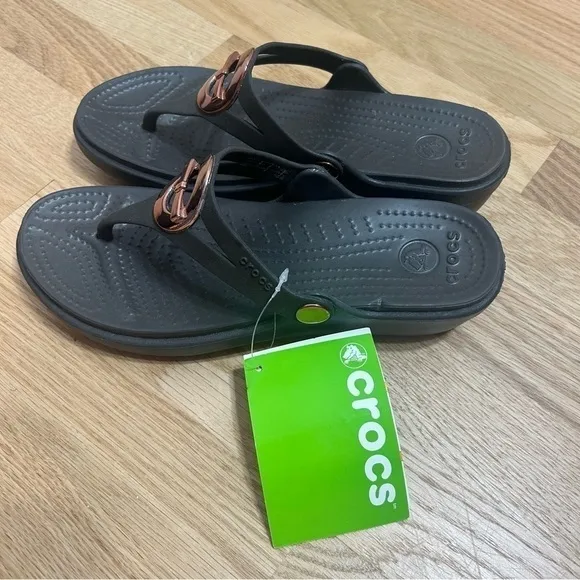 Crocs Sanrah Sandals NWT Sz 7 Black Silver Medallion Women’s Shoes