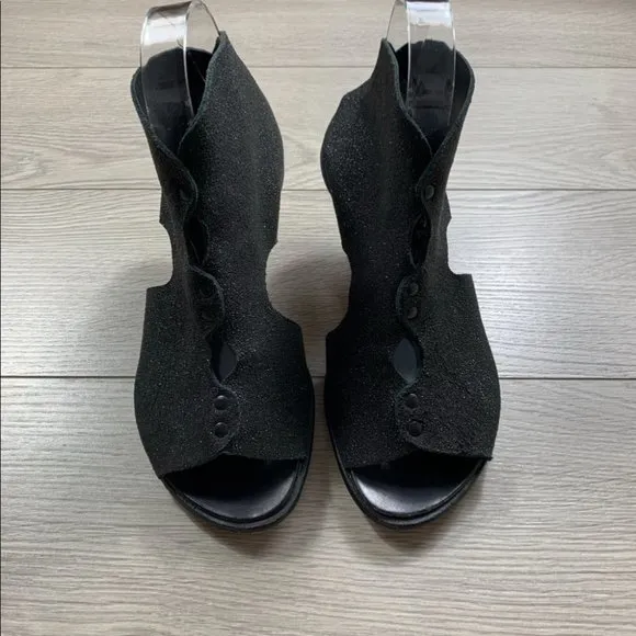 CYDWOQ Boomerang Hand Made Lagenlook Leather Open Toe Heels
