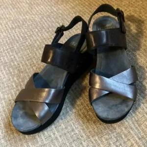 Dansko Stasia metallic silver and black wedge sandals size 39/8.5