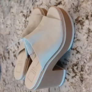 DOLCE VITA WOMENS SZ 9.5 SLIDE PLATFORM SANDALS $150 CREAM