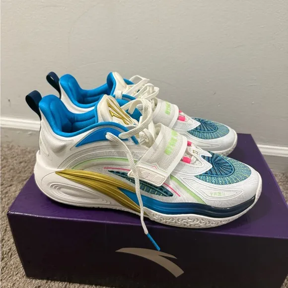 Dynamic White and Blue Athletic Shoes with Modern Silhouette