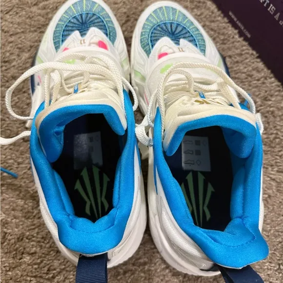 Dynamic White and Blue Athletic Shoes with Modern Silhouette
