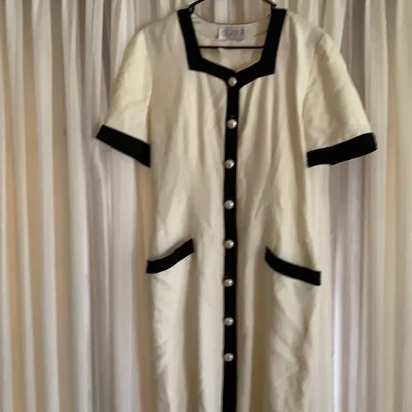 ⚜️✨Elegant Classic Black &amp; Ivory Knee Length Pearl buttons✨⚜️❤️ size6
