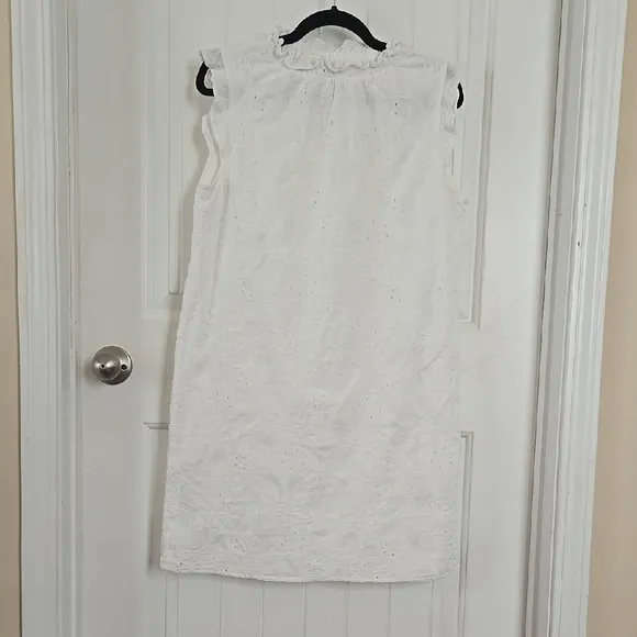 Elegant White Sleeveless Dress