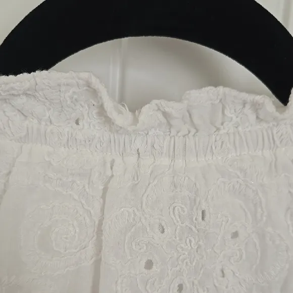Elegant White Sleeveless Dress