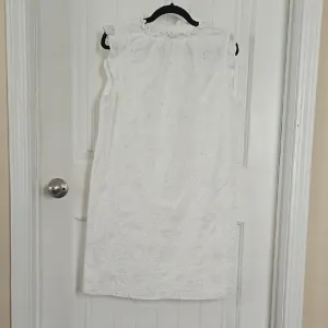 Elegant White Sleeveless Dress