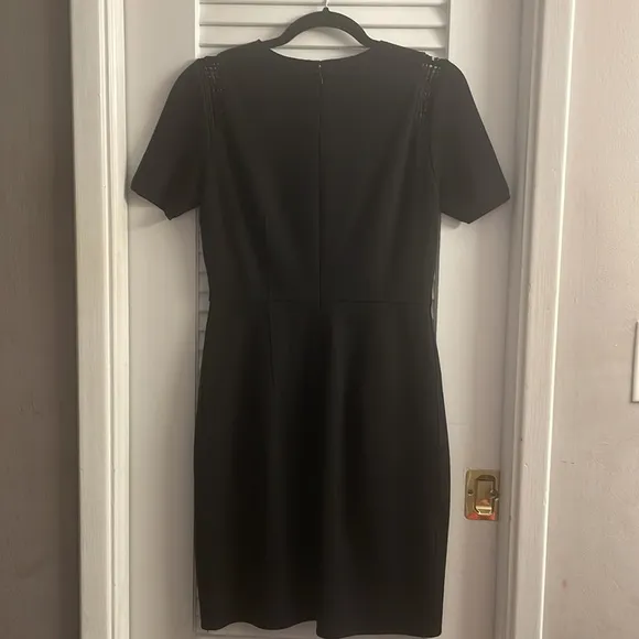 ELIE TAHARI Traditional Work Dress w/Modern Twist, Curve Flattering Material!