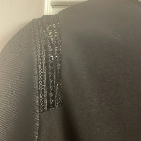 ELIE TAHARI Traditional Work Dress w/Modern Twist, Curve Flattering Material!