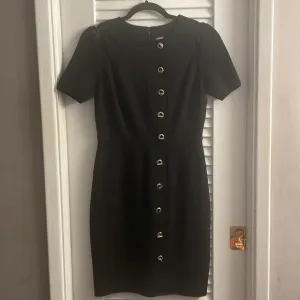 ELIE TAHARI Traditional Work Dress w/Modern Twist, Curve Flattering Material!