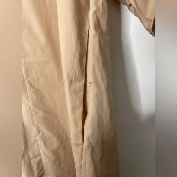 Embroidered puff sleeve Beige, and white dress, modern size small