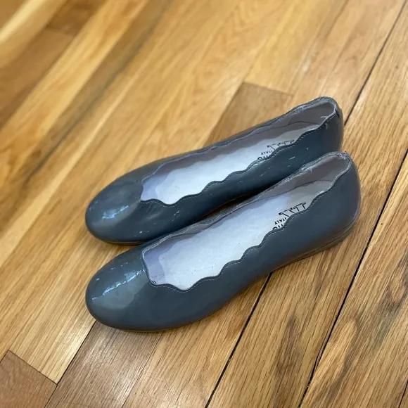 erika fabiano shoes size 35 gray patent leather scalloped edge Made In Italy.