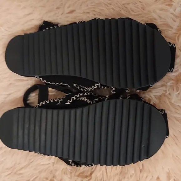 Farm Rio Black Zigzag Stitch Sandals NWOB