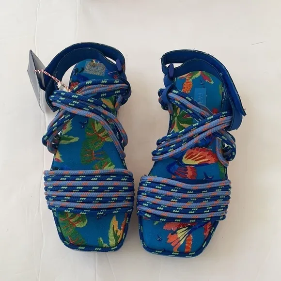 Farm Rio Blue macaw platform sandals 8 NWT