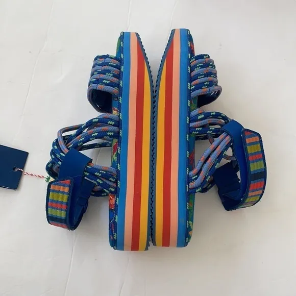 Farm Rio Blue macaw platform sandals 8 NWT