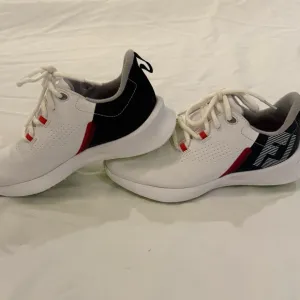 FootJoy junior Boy size 3 Fuel Golf Shoes.  Excellent condition. White