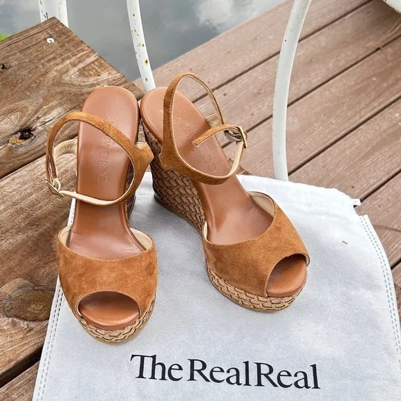 Free ship Friday Womans  Suede wedge Sandals  excellent condition 💕