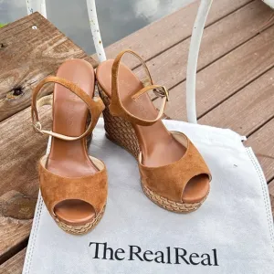 Free ship Friday Womans  Suede wedge Sandals  excellent condition 💕
