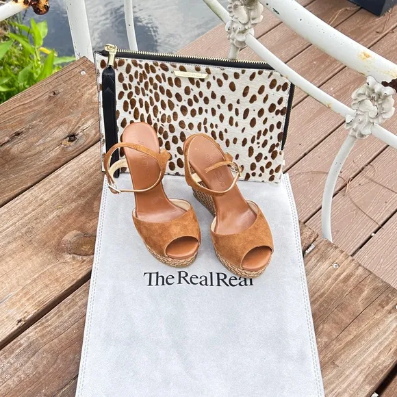 Free ship Friday Womans  Suede wedge Sandals  excellent condition 💕