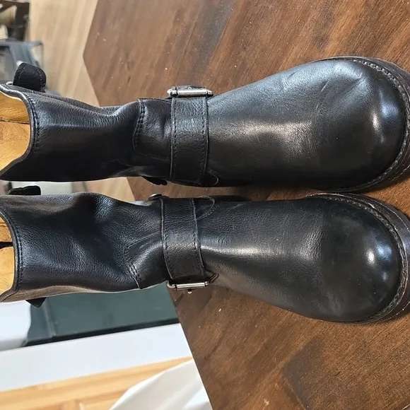 Frye Veronica Back Zip Boot Size 5.5 Fantastic Condition Black