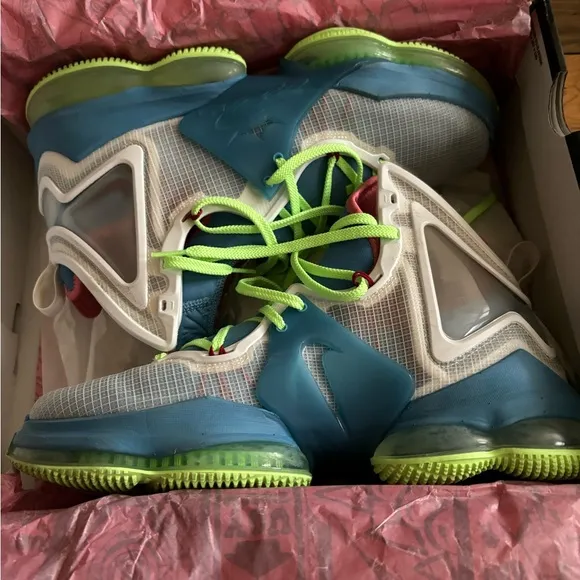 Green and Blue Athletic Shoes with Split-Toe Design