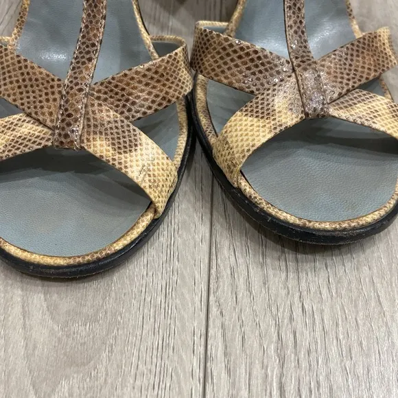 Gucci Women's Brown and Tan Sandals