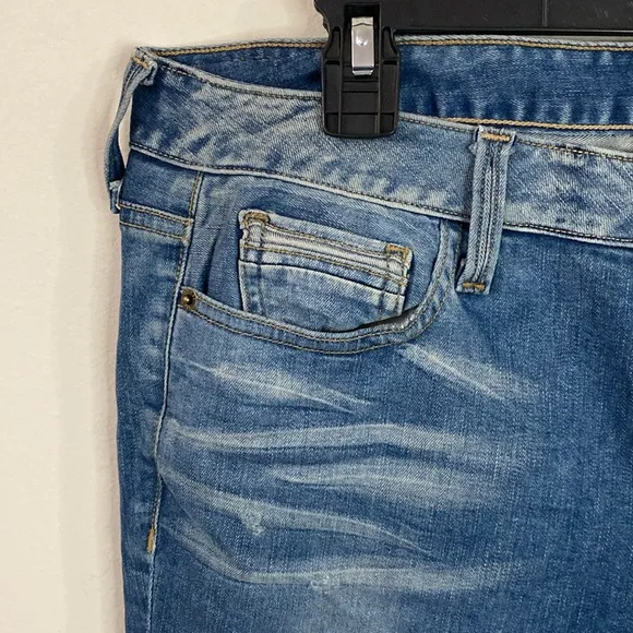 Guess cropped cigarette medium wash distressed jeans size 32