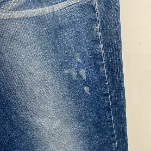 Guess cropped cigarette medium wash distressed jeans size 32
