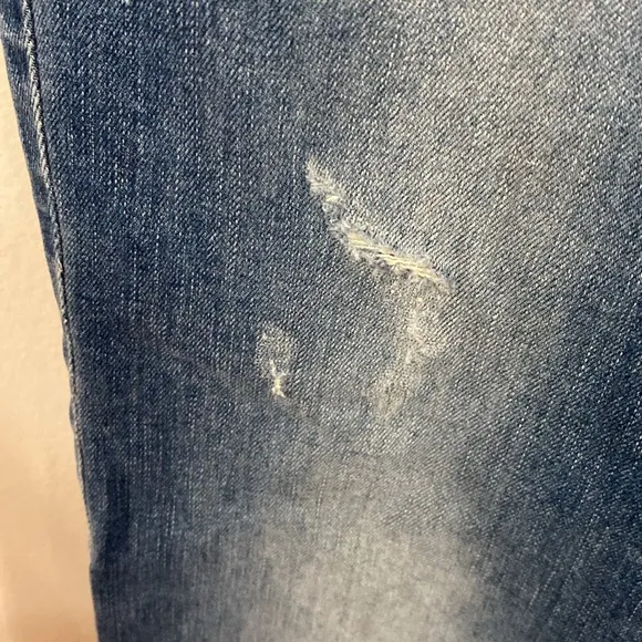 Guess cropped cigarette medium wash distressed jeans size 32