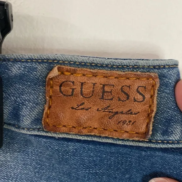 Guess cropped cigarette medium wash distressed jeans size 32