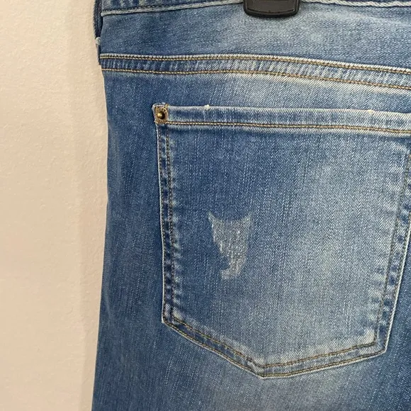 Guess cropped cigarette medium wash distressed jeans size 32