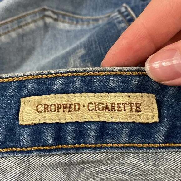 Guess cropped cigarette medium wash distressed jeans size 32