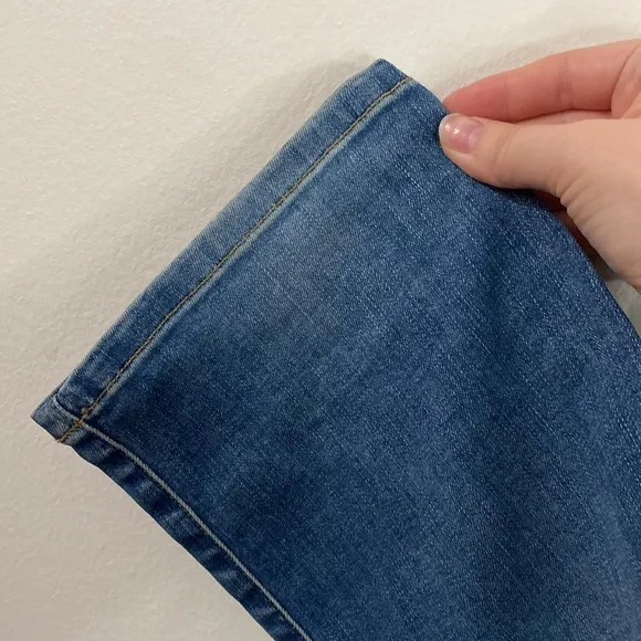 Guess cropped cigarette medium wash distressed jeans size 32