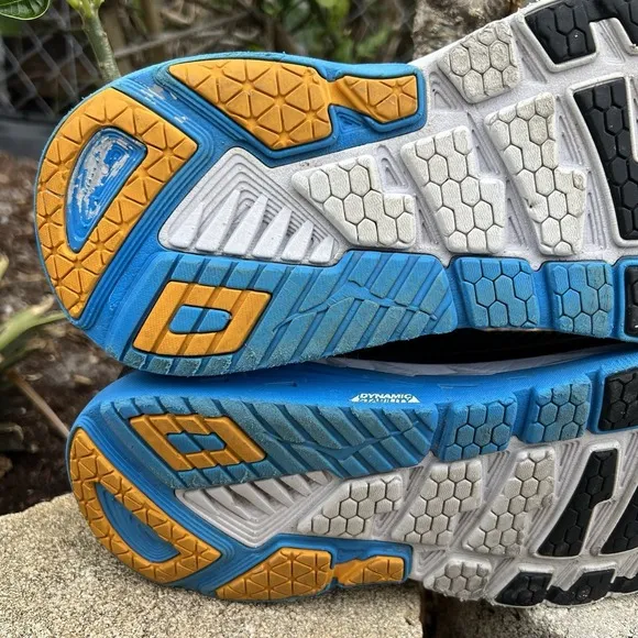 HOKA ONE ONE ARAHI 2 Men's Size 11 Athletic Shoes in Great Condition Good Soles