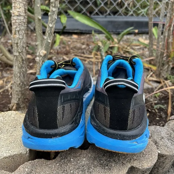 HOKA ONE ONE ARAHI 2 Men's Size 11 Athletic Shoes in Great Condition Good Soles
