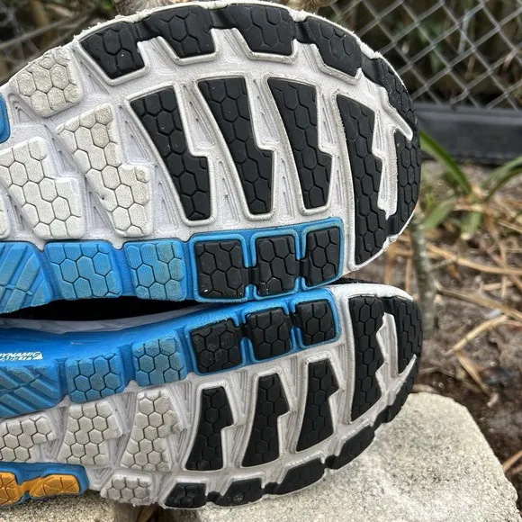 HOKA ONE ONE ARAHI 2 Men's Size 11 Athletic Shoes in Great Condition Good Soles