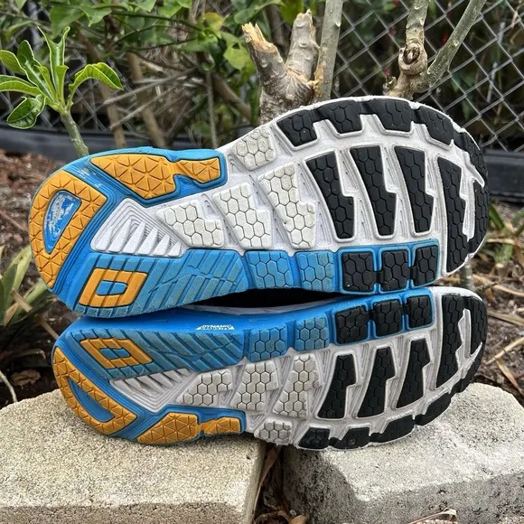HOKA ONE ONE ARAHI 2 Men's Size 11 Athletic Shoes in Great Condition Good Soles