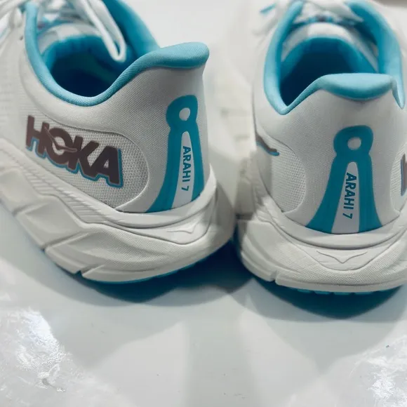 Hoka Women's Arahi 7 White and Blue Running Shoes Size 10B Brand New