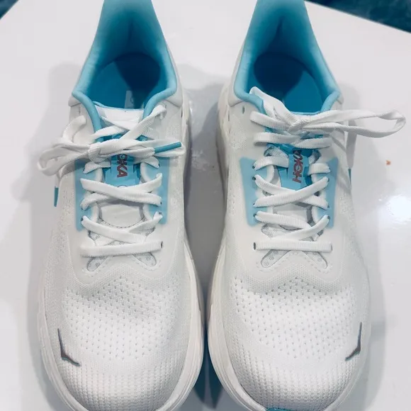 Hoka Women's Arahi 7 White and Blue Running Shoes Size 10B Brand New