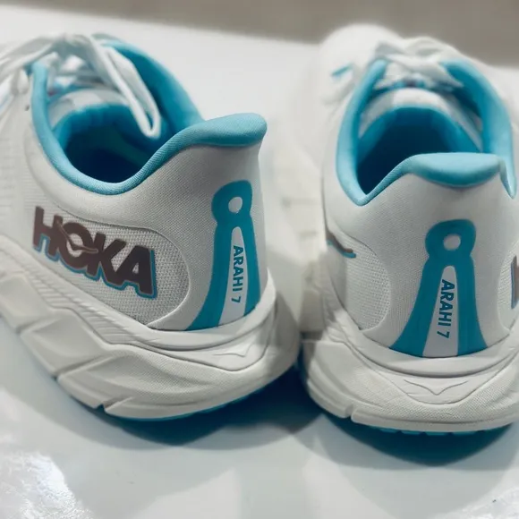 Hoka Women's Arahi 7 White and Blue Running Shoes Size 9B