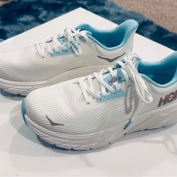 Hoka Women's Arahi 7 White and Blue Running Shoes Size 9B