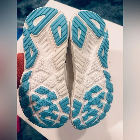 Hoka Women's Arahi 7 White and Blue Running Shoes Size 9B