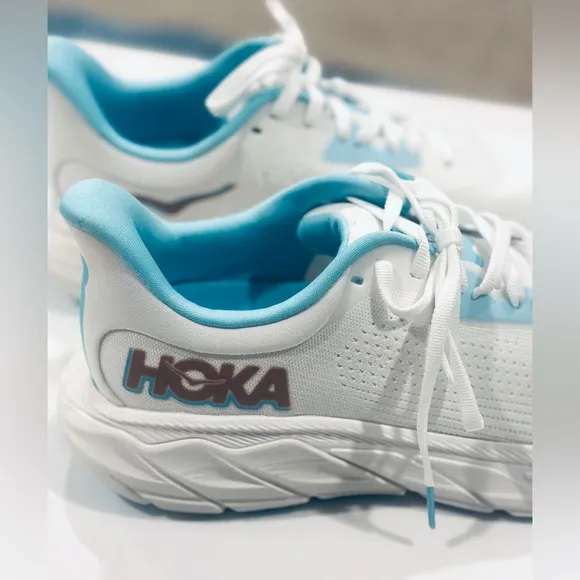 Hoka Women's Arahi 7 White and Blue Running Shoes Size 9B