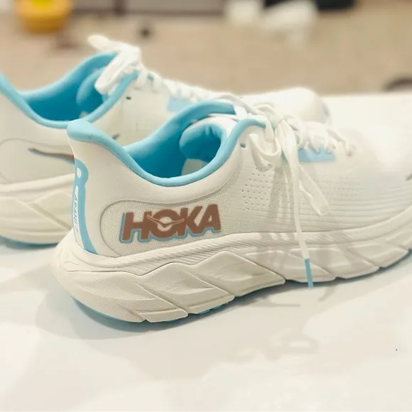 Hoka Women's Arahi 7 White and Blue Running Shoes Size 9B